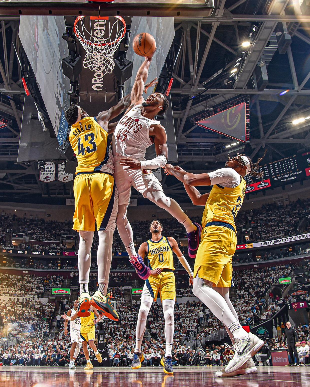 关于勇士血洗公牛，萨姆·米切尔关键制胜的信息