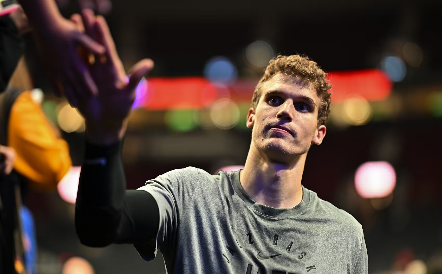 包含布鲁日球员备战极为专注，瞄准胜利目标的词条