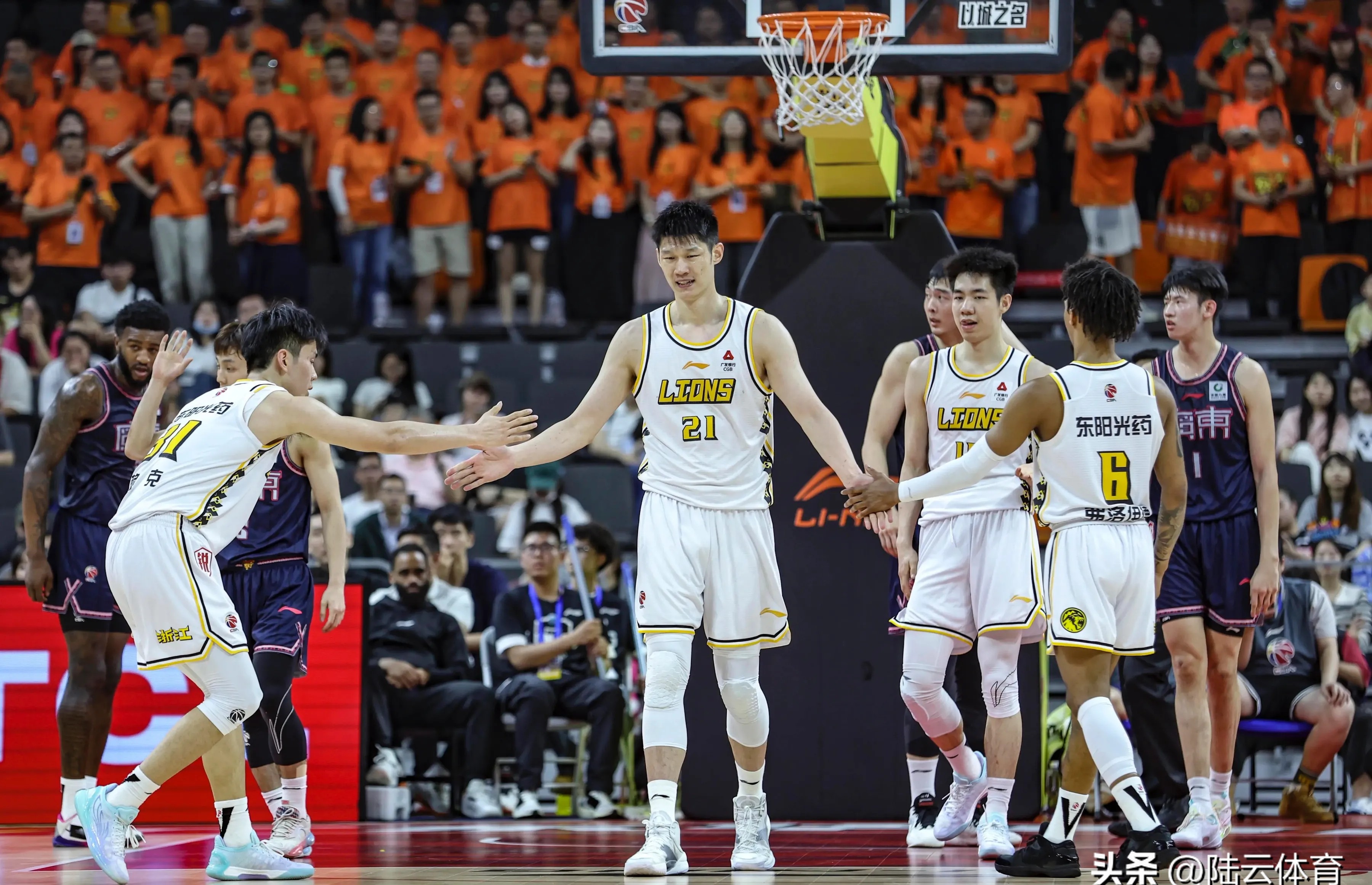 CBA球队在比赛中展现出了团队精神的简单介绍