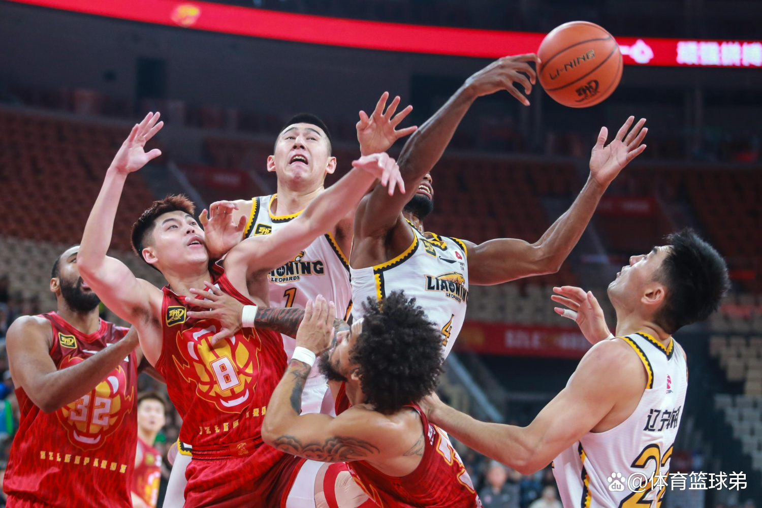 深圳男篮连续主场告负,球迷疑虑重重 深圳男篮连续主场告负,球迷疑虑重重