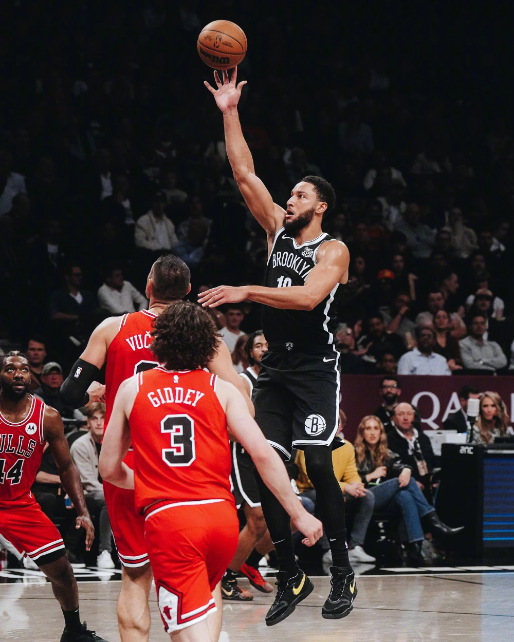 包含摩纳哥后防线助球队稳住阵脚的词条